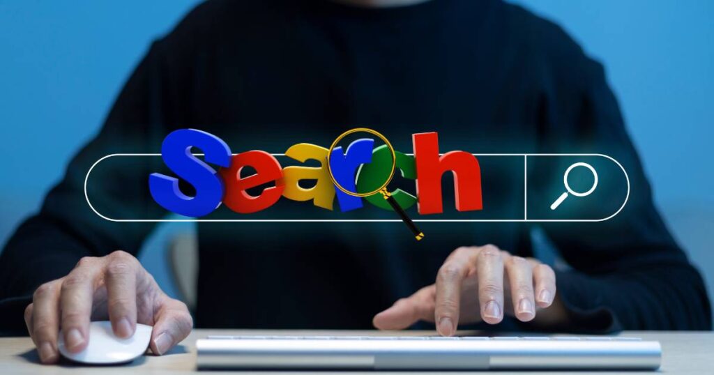 Ein Mann sucht am PC mit der Suchfunktion auf einer Webseite Informationen