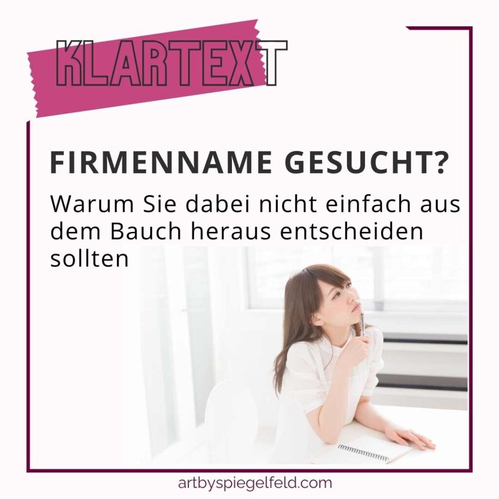 Person bei der Auswahl eines Firmennamens mit Notizen und Branding-Ideen am Schreibtisch