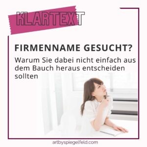 Person bei der Auswahl eines Firmennamens mit Notizen und Branding-Ideen am Schreibtisch