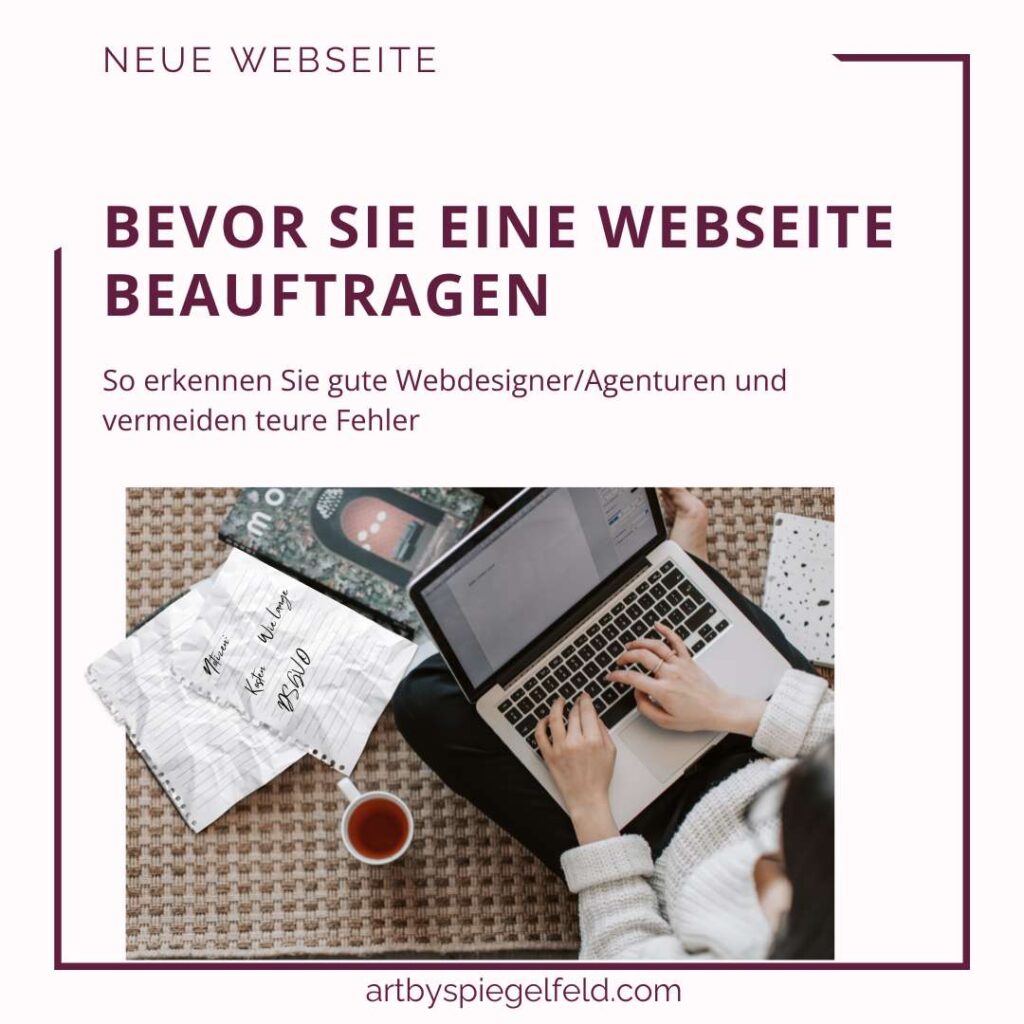 Frau recherchiert mit einer Checkliste Webdesign-Angebote, symbolisiert die Auswahl einer zuverlässigen Webagentur für Kleinunternehmer.