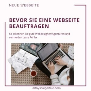 Frau recherchiert mit einer Checkliste Webdesign-Angebote, symbolisiert die Auswahl einer zuverlässigen Webagentur für Kleinunternehmer.