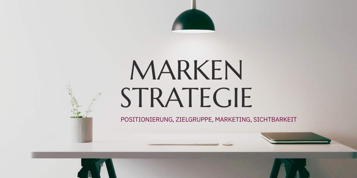 Schreibtisch mit Lampe Hefte und Stiften