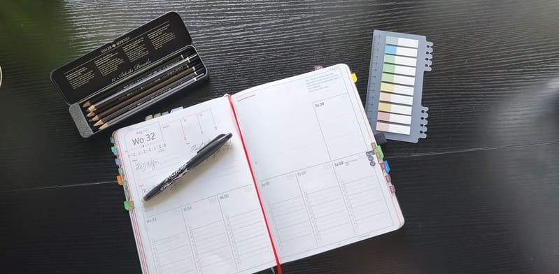 Ein aufgeschlagener Business-Planer auf einem Schreibtisch